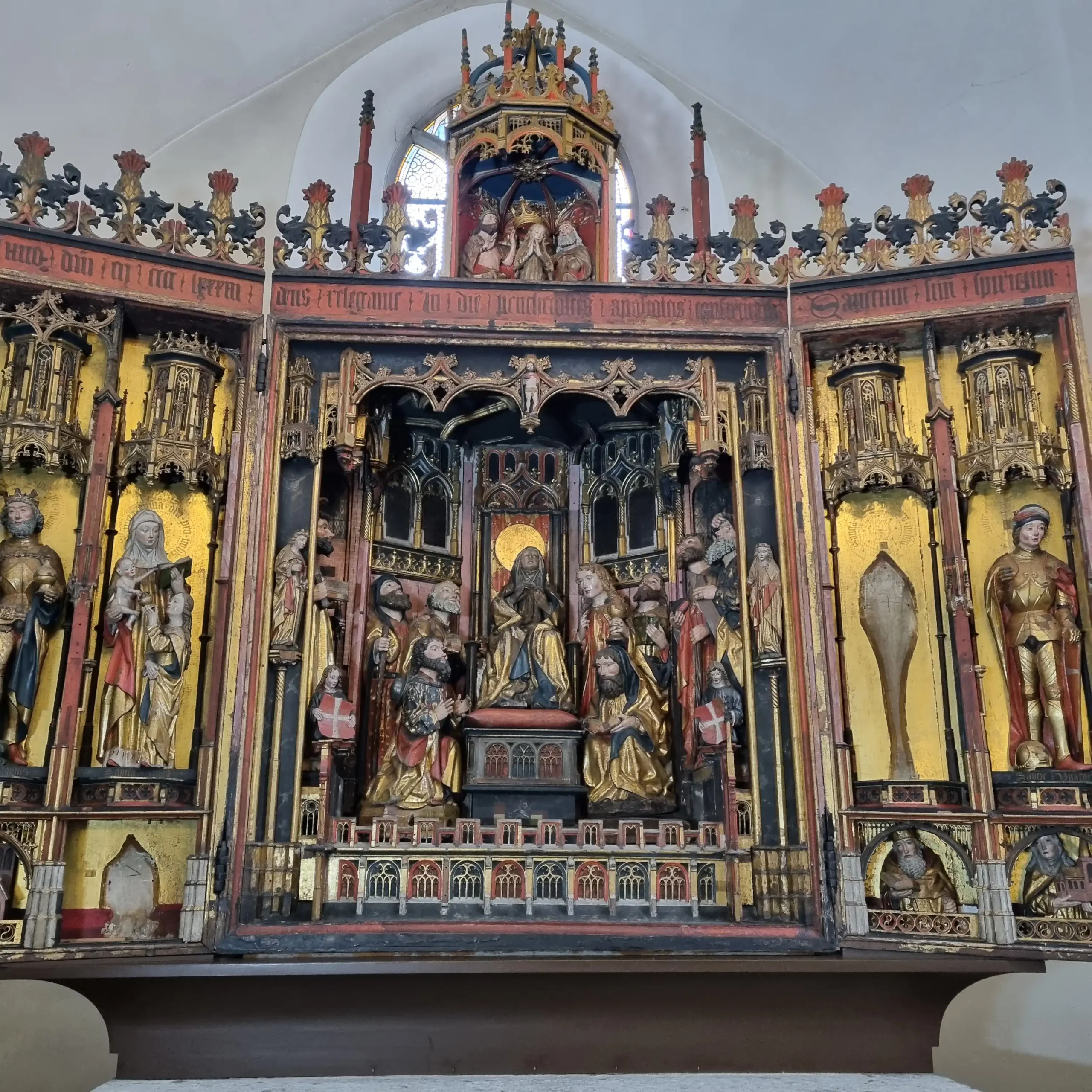 Tühjad kohad altaris pärast skulptuuride välja tõstmist